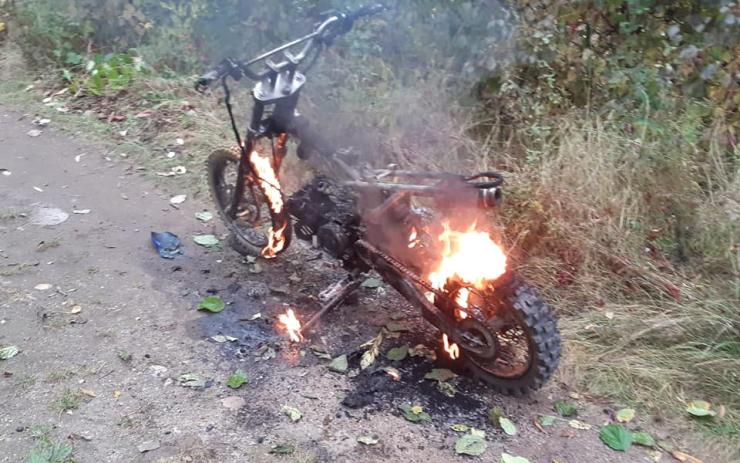 OBRAZEM: Na cestě u Dobroměřic vzplála motorka, požár zaměstnal dvě jednotky hasičů