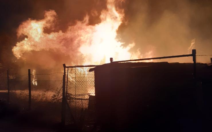 FOTO: Večerní zásah hasičů v Lounech. Čtyři jednotky bojovaly s požárem chaty!