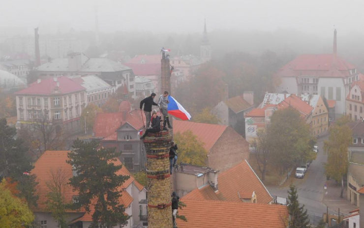 Na žateckých komínech vlály vlajky, stanou se cílem vědeckého průzkumu