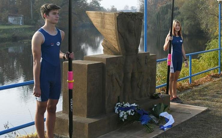 OBRAZEM: U pomníku na břehu Ohře opět vzpomínali na zavražděné a umučené veslaře 