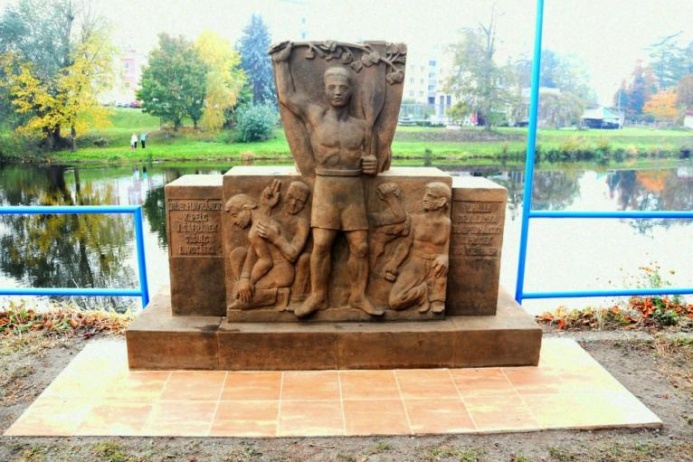 0211pomnik7