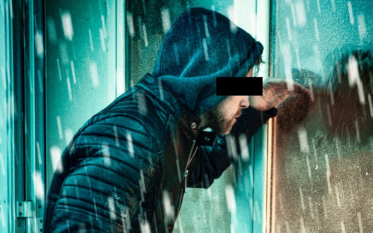 Zloděj vyšplhal po lešení u domu, aby v bytě ukradl pětistovku! Hrozí mu tři roky
