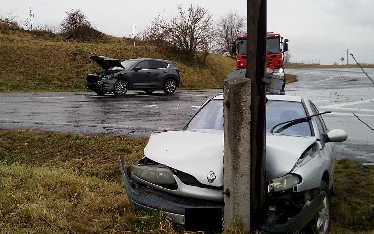 AKTUÁLNĚ: Nehoda dvou aut v Postoloprtech, jedno narazilo do sloupu elektrického vedení