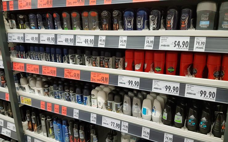 Zloděj se v lounské drogerii pěkně napakoval, v tašce pronesl zboží za pořádný balík peněz!
