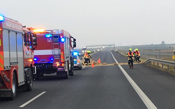 FOTO: Rozjetý balík slámy po silnici zaměstnal hasiče a uzavřel dálnici D7