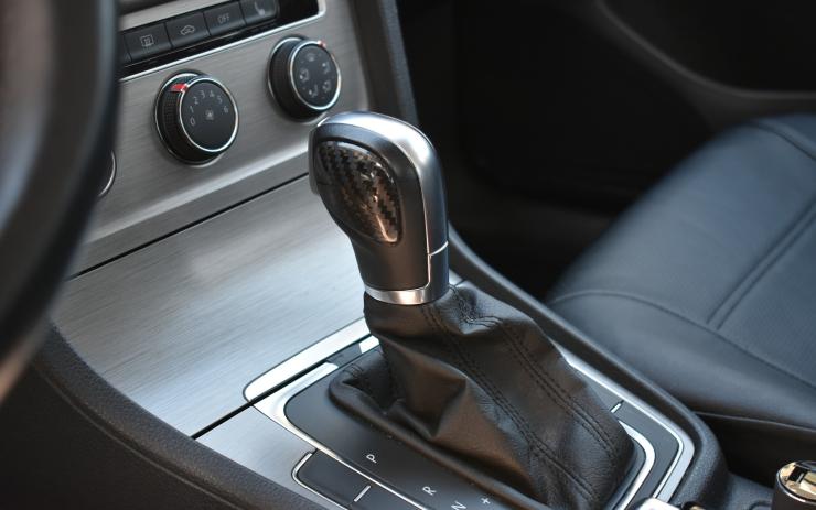 Majiteli před domem v Žatci zmizelo zaparkované auto. Zloděje hledá policie