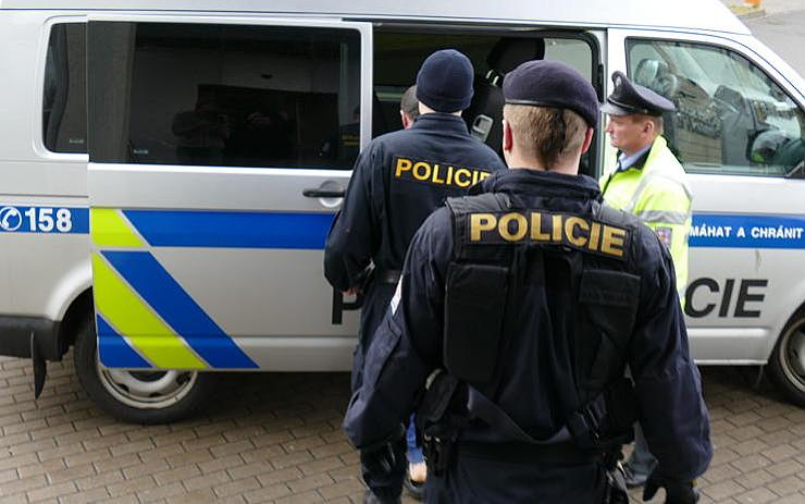 Ženě z Loun se nechtělo pracovat, ani do vězení. Měla to i s policejním doprovodem