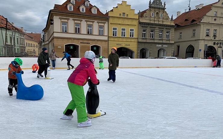 Na kluzišti před žateckou radnicí už se opět bruslí 