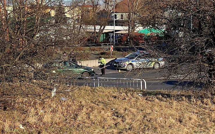 AKTUÁLNĚ: Na kruhovém objezdu v Žatci bouralo auto s policejním vozem! Jeden policista se zranil