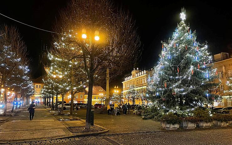 OBRAZEM: Vánočně nasvícené náměstí v Lounech. Zrušené adventní trhy nahradí alespoň z části ty farmářské