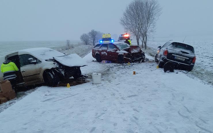 VIDEO: Česko ráno zasáhlo husté sněžení, řadu silnic blokují uvízlá vozidla