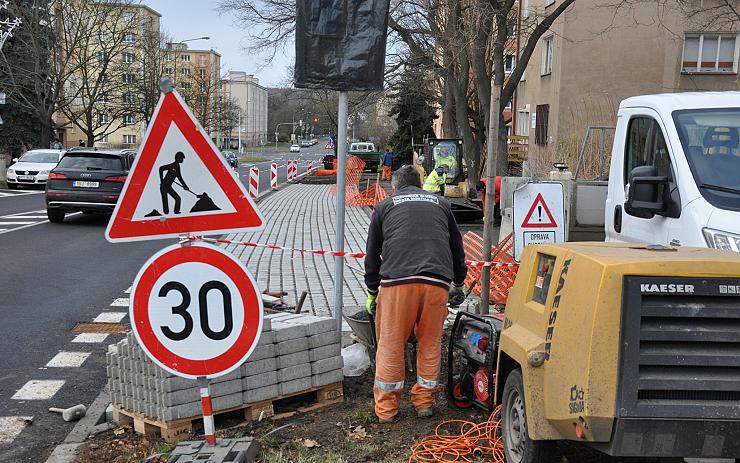 Práce v ulici Zdeňka Štěpánka pokračují. Vznikají tam nová parkovací místa, opravují se chodníky