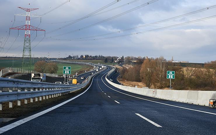 AKTUÁLNĚ: Další úsek dálnice k Praze zprovozněn! Řidiči se ženou 130 okolo Panenského Týnce