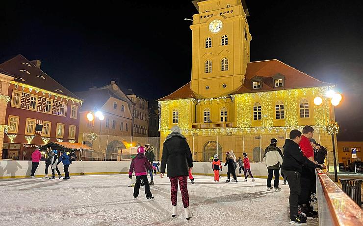 Chystáte se o víkendu bruslit před radnici? Pozor, v neděli bude led pro veřejnost uzavřen