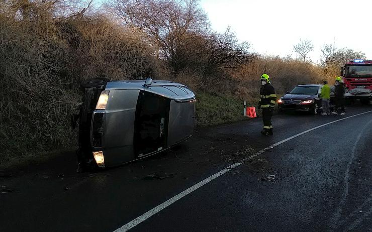 FOTO AKTUÁLNĚ: Auto skončilo po nehodě převrácené na bok, zraněného vzali do péče záchranáři