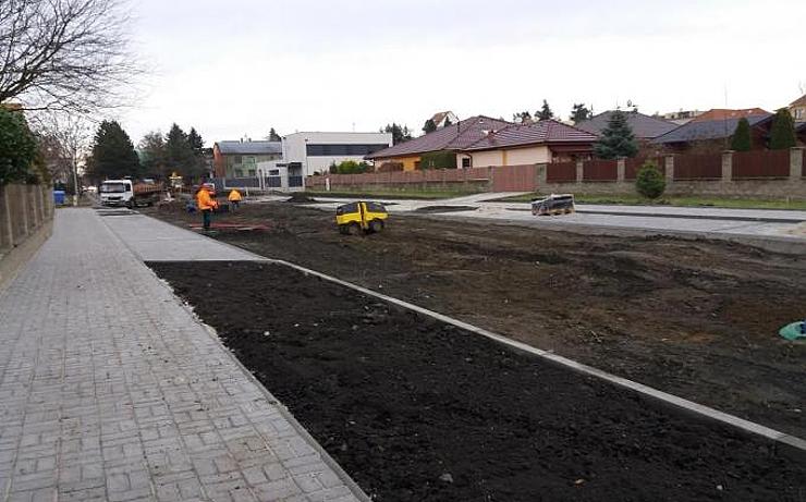 Stavební práce v Tomanově ulici se protáhnou, objevil se problém se vsakováním vody