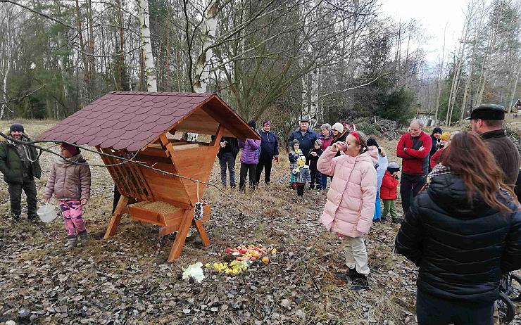 FOTO: V Blatně myslí před Vánocemi na lesní zvěř, místní jim do krmelce nadělili různé dobroty