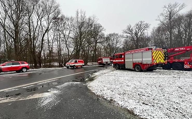 AKTUALIZUJEME: Silnice u Postoloprt, kde bourali na ledovce hasiči, už je znovu průjezdná