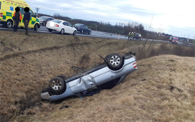 FOTO: U Toužetína skončilo auto na střeše v příkopu, zasahovali hasiči i záchranka