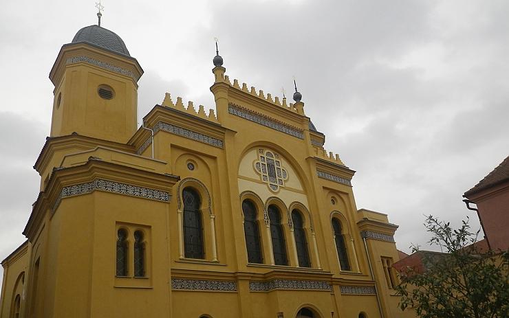 Synagoga v Žatci získává zpět svou někdejší krásu, stavbaři před zimou dokončili vitráže a část fasády