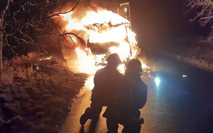 FOTO: Dodávka na Lounsku se ocitla v plamenech! Oheň ji celou zničil