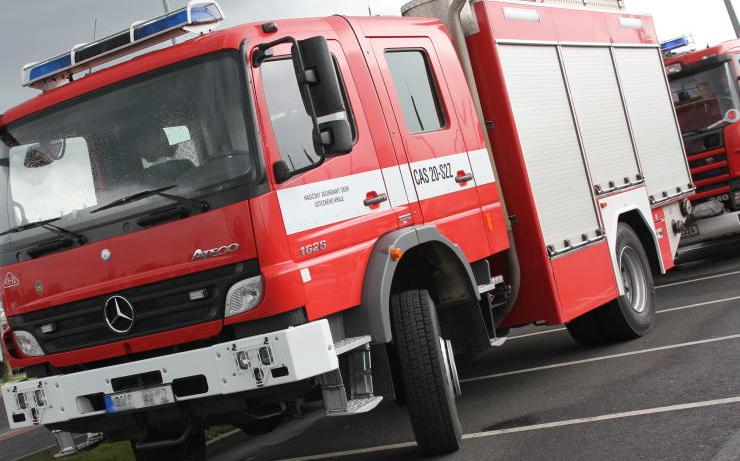 AKTUÁLNĚ: Pět jednotek hasičů zasahuje u požáru v bytovém domě na Podbořansku