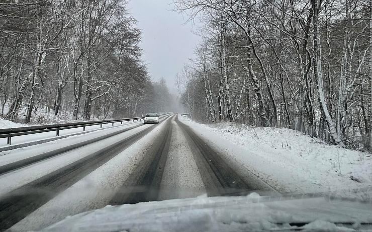 VÝSTRAHA: Meteorologové varují před silným větrem a sněhovými jazyky, některé silnice mohou být nesjízdné