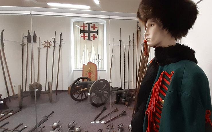 Od pravěku až po současnost. Výstava Do zbraně! v žateckém muzeu ukazuje nože, meče nebo mužkety