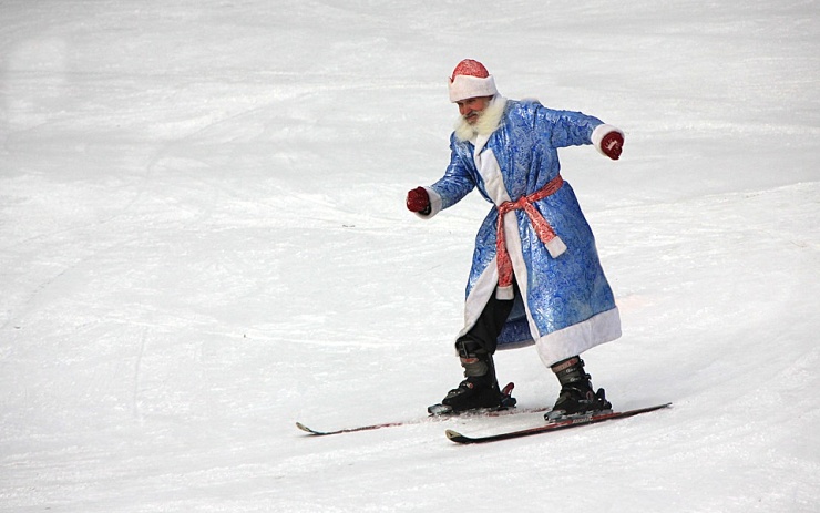 Masky a lyže s sebou! Na Alšovce se chystá tradiční karneval na sněhu