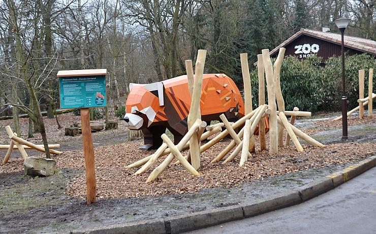 V zooparku otevřeli nové hřiště pro děti. Dominuje mu sedm metrů dlouhá panda červená