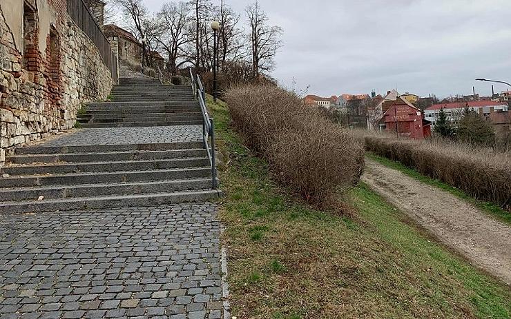 Chodníky u městských hradeb v Žatci čeká oprava. Kdy, zatím není jasné