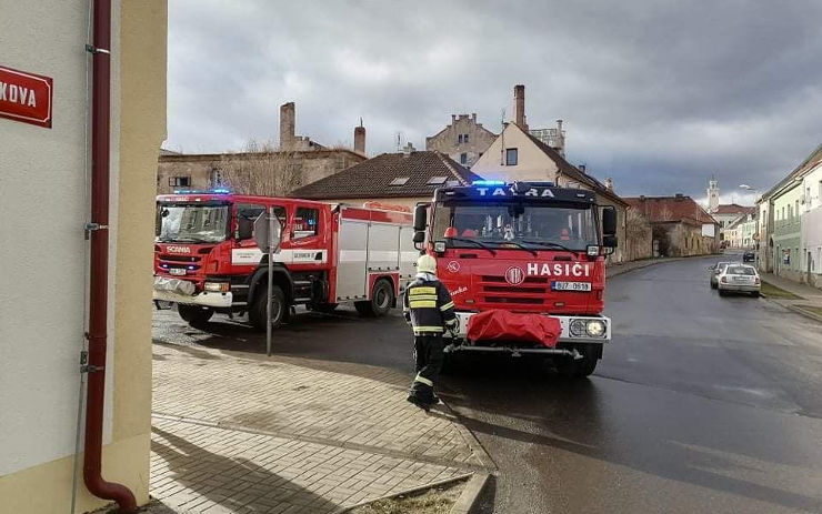 V bytě hoří sporák, uvnitř jsou dvě děti a plno kouře, znělo oznámení na tísňovou linku. Na místo spěchali hasiči