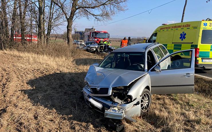 OBRAZEM: U srážky dvou aut na Žatecku zasahovali hasiči se záchrankou