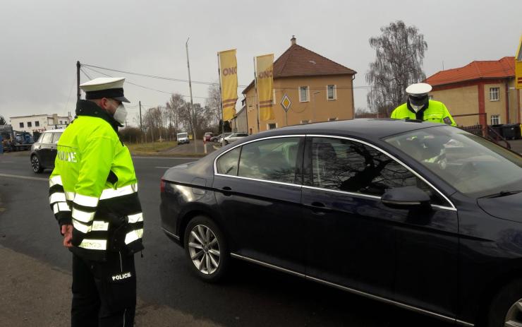 Policisté při dopravní akci kontrolovali, zda řidiči netelefonují za jízdy. Padaly pokuty!