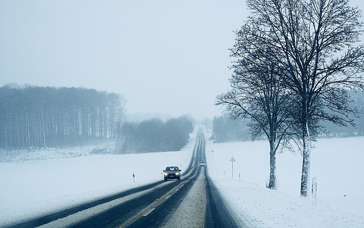 Sněhové přeháňky, závěje, silný vítr. Výstraha meteorologů přetrvává