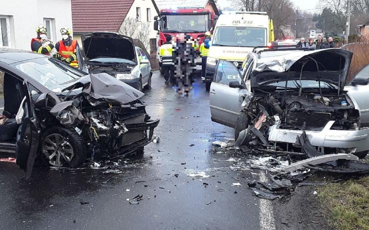 Policisté na Chomutovsku vyjížděli k 21 nehodám. Nikdo nezemřel, dva lidé se těžce zranili