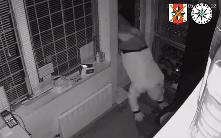 VIDEO: Šipka dveřmi, pak začalo rabování! Maskovaní zloději se vloupali na benzínku, hledá je policie