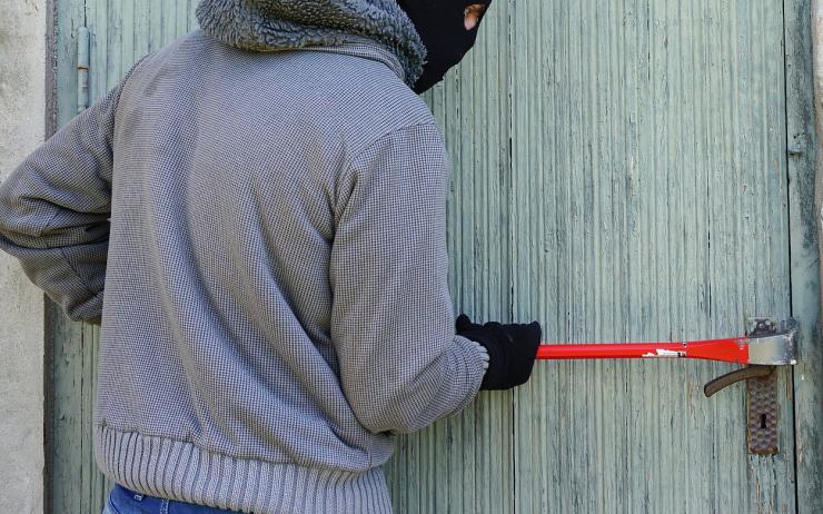 Policie pátrá po zloději, který se vloupal do chalupy v Dobroměřicích