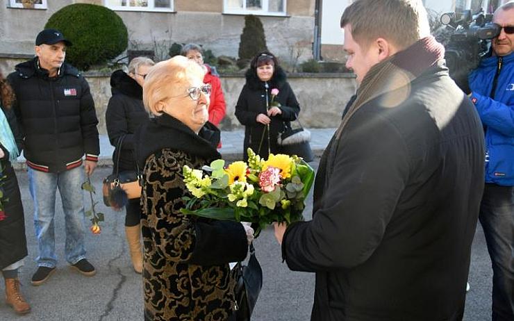 OBRAZEM: Pocta Jaroslavu Kuberovi. Na jeho rodném domě odhalili pamětní desku