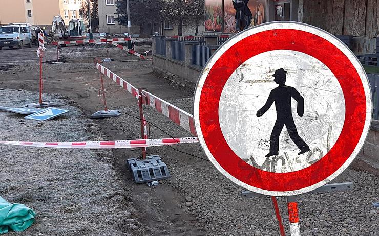 Oprava poničeného chodníku v ulici Bratří Čapků skončí do měsíce