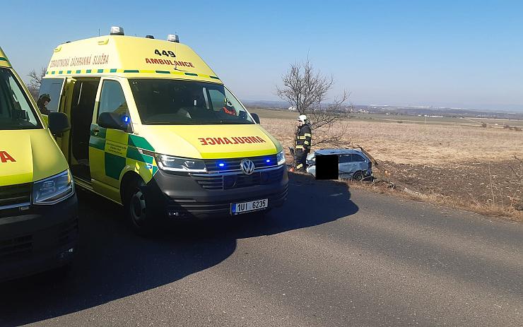 FOTO AKTUÁLNĚ: Auto na Lounsku vylétlo ze silnice, několik zraněných je v péči záchranářů