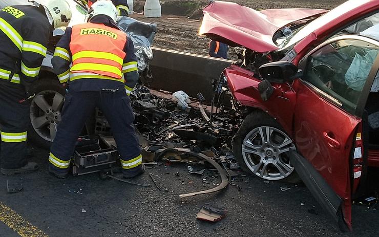 AKTUÁLNĚ: Další bouračka v průmyslové zóně, zraněná osádka skončila v péči záchranářů