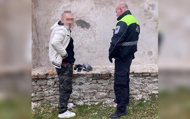 FOTO: Muž se štípacími kleštěmi zkoušel ukrást železnou mříž, zrovna šli kolem strážníci