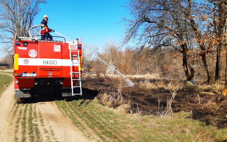 FOTO: Louku podél řeky zachvátil požár, hasiči ho likvidovali hodinu