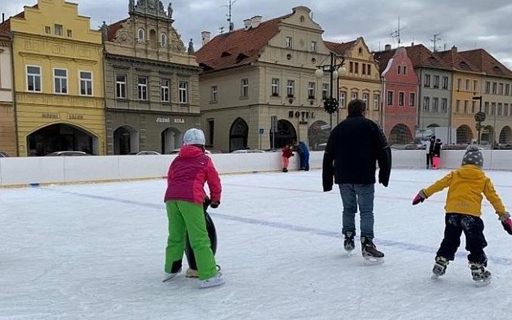 Mobilní kluziště v Žatci před radnicí ukončilo sezónu