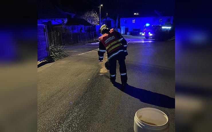 Na silnici z Rvenic do Postoloprt se táhla olejová skrvna, o její úklid se postarali hasiči