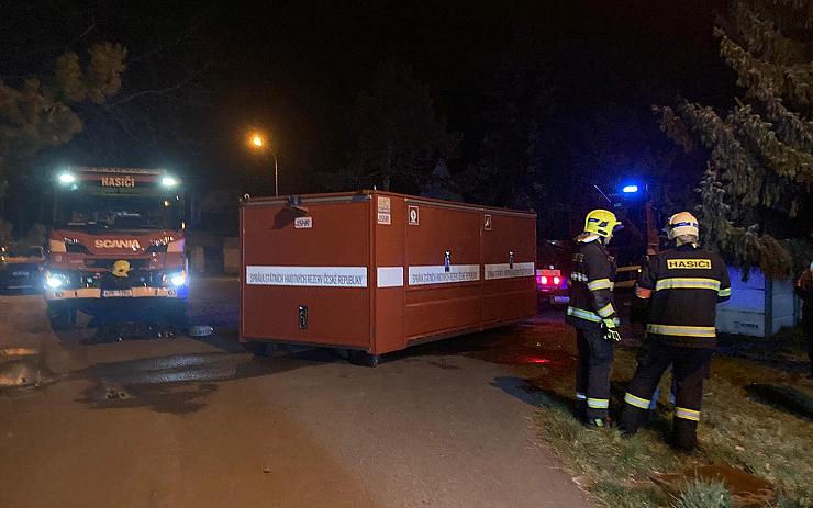 FOTO: U tragického požáru v Mradicích zasahovali hasiči z několika okresů, na místě byli sedm hodin