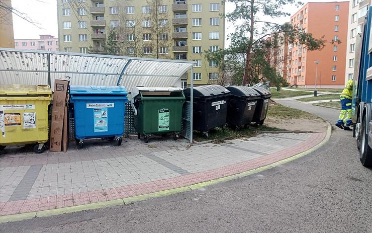 Kvůli špatně parkujícím autům v ulici Lípová nechalo město přemístit kontejnery