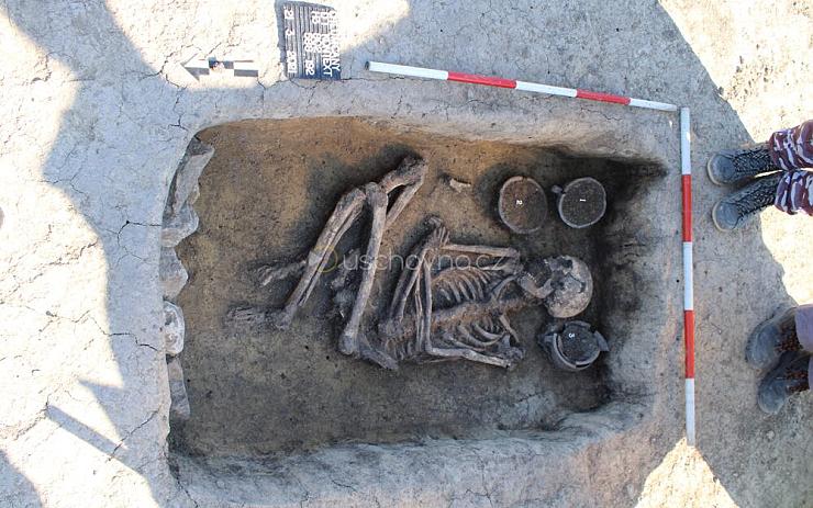 OBRAZEM: Nevídaný objev! Při stavbě dálnice našli pozůstatky pravěkého sídliště s několika lidskými hroby