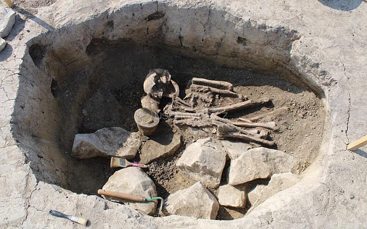 OBRAZEM: Nevídaný objev! Při stavbě dálnice našli pozůstatky pravěkého  sídliště s několika lidskými hroby